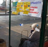 Plakaty mają być wieszane z głową