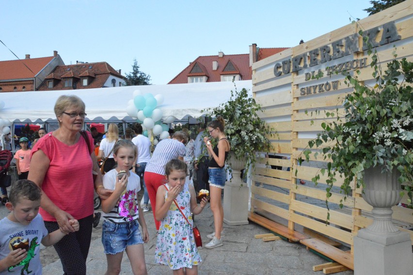 Myślenice. Krzysztof Iwaneczko, Żaneta Łabudzka i inni artyści zaśpiewali dla trzech smyków!