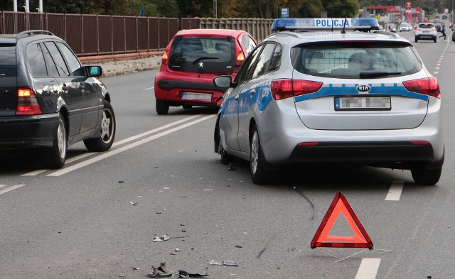 Na ul. Chełmińskiej w Grudziądzu doszło do kolizji trzech aut. Spowodowała ją policjantka kierująca radiowozem jadącym na sygnałach.
