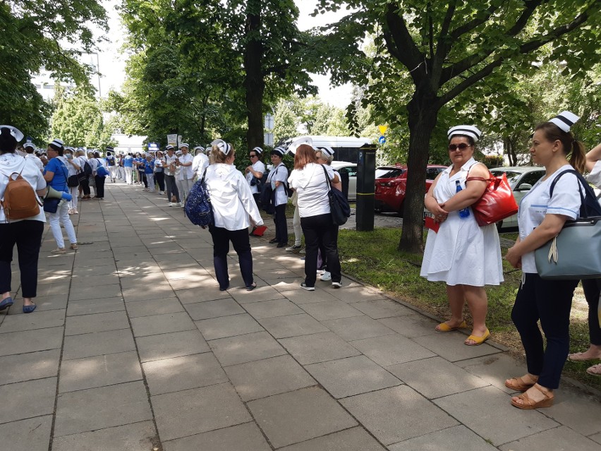 Protest pielęgniarek i położnych pod Sejmem 15 czerwca 2021...
