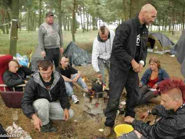 Każdego dnia na festiwalowe pole z różnych zakątków Polski przybywają kolejni woodstockowicze. Nie przeszkadza im nawet niekiedy kiepska pogoda. Przyjeżdżają m.in. ze Szczecina, Krakowa, Zamościa, Zakopanego.