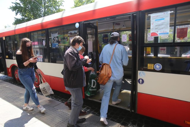 W autobusach i tramwajach trwa liczenie pasażerów. To obostrzenia związane z pandemią koronawirusa