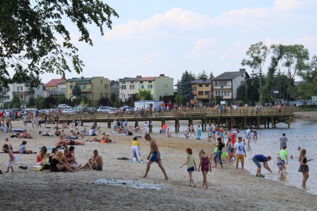 Piękna pogoda ściągnęła wielu mieszkańców nad szydłowiecki zalew. W niedzielę nastąpiło oficjalne otwarcie.