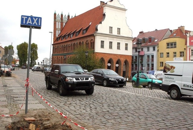 Na Podzamczu ciągle brakuje miejsc postojowych. Kierowcy parkują więc tu, gdzie nie mogą. A wystarczy postój taksówek przenieść na drugą stronę ulicy.