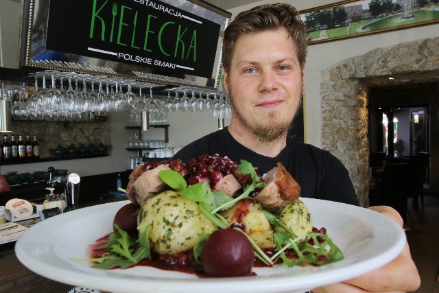 Maksymilian Przybylski, szef kuchni Restauracji Kieleckiej w Kielcach: - Na jesienny obiad polecam pierś z kaczki na szlachetnym sosie porzeczkowym w towarzystwie odświeżającej sałatki z burakiem. Pamiętajmy, by mięso zamarynować odpowiednio wcześniej. Najlepiej, gdy w przyprawach poleży 24 godziny. Jeśli nie mamy aż tyle czasu, odstawiamy je na co najmniej 2 godziny. Natomiast do sosu najlepiej użyć mrożonej porzeczki zamiast świeżej i miodu, a nie cukru.