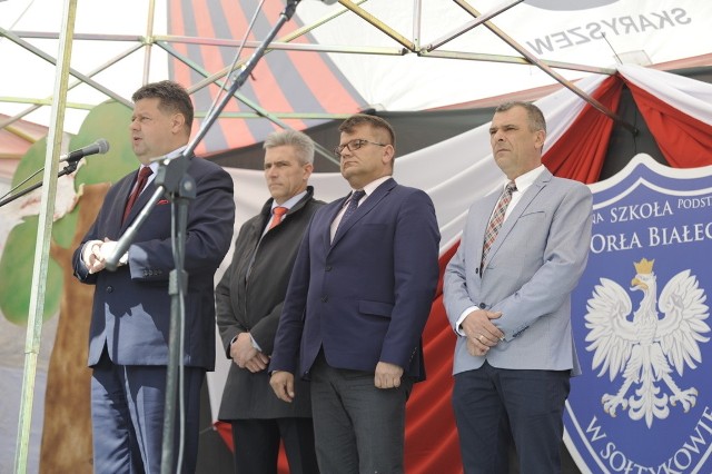 Burmistrz Skaryszewa Dariusz Piatek, wraz z radnymi, powitał przybyłych gości na jubileusz 95-lecia szkoły w Sołtykowie.