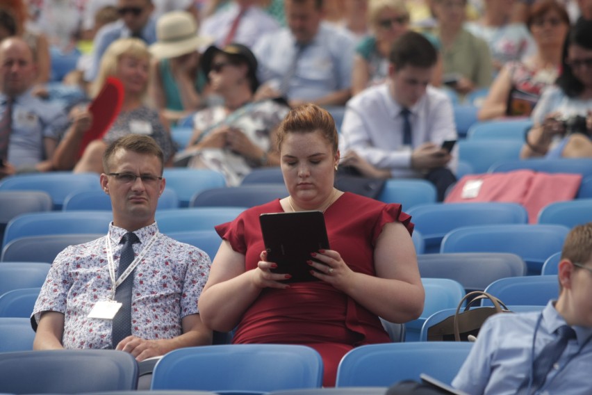 Kongres Świadków Jehowy na Stadionie Śląskim. Dzień 1. Wierni w Chorzowie przez trzy dni będą brać udział w spotkaniach ZDJĘCIA