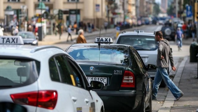 „Najtaniej w mieście”, „najkrótszą drogą z punktu A do B czystym i sprawnym samochodem”, "bezpiecznie i wygodnie" - tak swoje usługi reklamują toruńskie firmy taksówkarskie. A ile winszują sobie za usługi?WIĘCEJ NA KOLEJNYCH STRONACH>>>