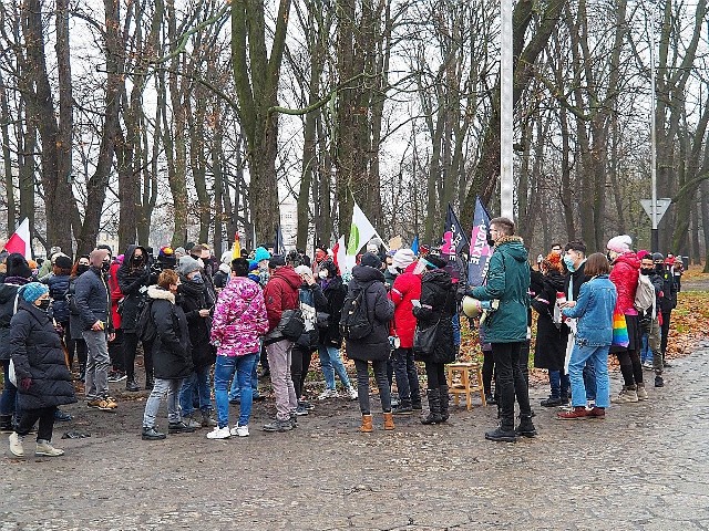 - Spotykamy się symbolicznego dnia, w 39. rocznicę ogłoszenia w Polsce stanu wojennego - mówiła Magdalena Gałkiewicz z „Łódzkich Dziewuch”. - Wtedy próbowano ograniczać nam wolność łamiąc konstytucję, podobnie sytuacja wygląda dzisiaj. Domagamy się m.in. pełni praw reprodukcyjnych, państwa wolnego od religii i wpływów kościoła, edukacji seksualnej, przestrzegania konwencji antyprzemocowej oraz wolnych mediów.Zobacz ZDJĘCIA na kolejnych slajdach >>>