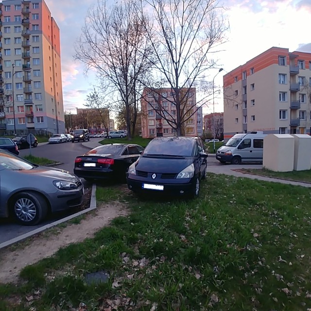 Z redakcją "GL" w ostatnich dniach skontaktował się pan Grzegorz, zielonogórzanin z ul. Monte Cassino. - Mimo akcji Parkingi 1000 plus przy naszej ulicy nic się nie dzieje, mieszkańcy wciąż mają codzienne problemy z parkowaniem. Najgorzej jest w trakcie zajęć w Tancbudzie. To zmora mieszkańców. Rodzice przywożą dzieci i na nie czekają, siedząc w samochodach. Mieszkańcy pobliskich bloków nie mają szans na zaparkowanie - tłumaczy mężczyzna. I na dowód przesłał nam zdjęcia autodrani, którzy w tym miejscu stawiają swoje auta na skwerach i trawnikach.Dla mieszkańców osiedla ta sytuacja stanowi spory problem. - Trzeba zawsze poczekać do zakończenie zajęć i dopiero wtedy wrócić do domu i w miarę swobodnie zaparkować. Szkoda tylko, że niektórzy kierowcy nawet się nie wysilają, żeby znaleźć miejsce parkingowe. Po prostu przejeżdżają przez chodnik i parkują na trawniku - skarży się pan Grzegorz. Wideo: Utrudnienia w ruchu na ulicy Sulechowskiej w Zielonej Górze. Co się tutaj dzieje? 