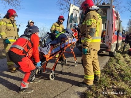 Gm. Nowa Wieś L. Śmigłowiec LPR zabrał osobę poszkodowaną w wypadku koło Łebienia