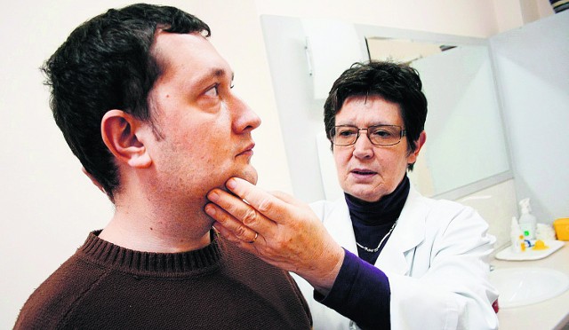 Prof. M.  Majdan sprawdza stan zdrowia 32-letniego Grzegorza.