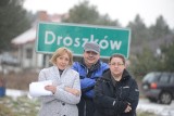 Droga w Droszkowie straszy mieszkańców. Trzeba tylko przestawić znaki na trasie? 