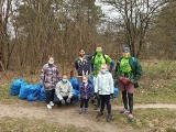 Plogging w Komorowie. Biegali i sprzątali las. Posadzili też drzewka. 17.04.2021