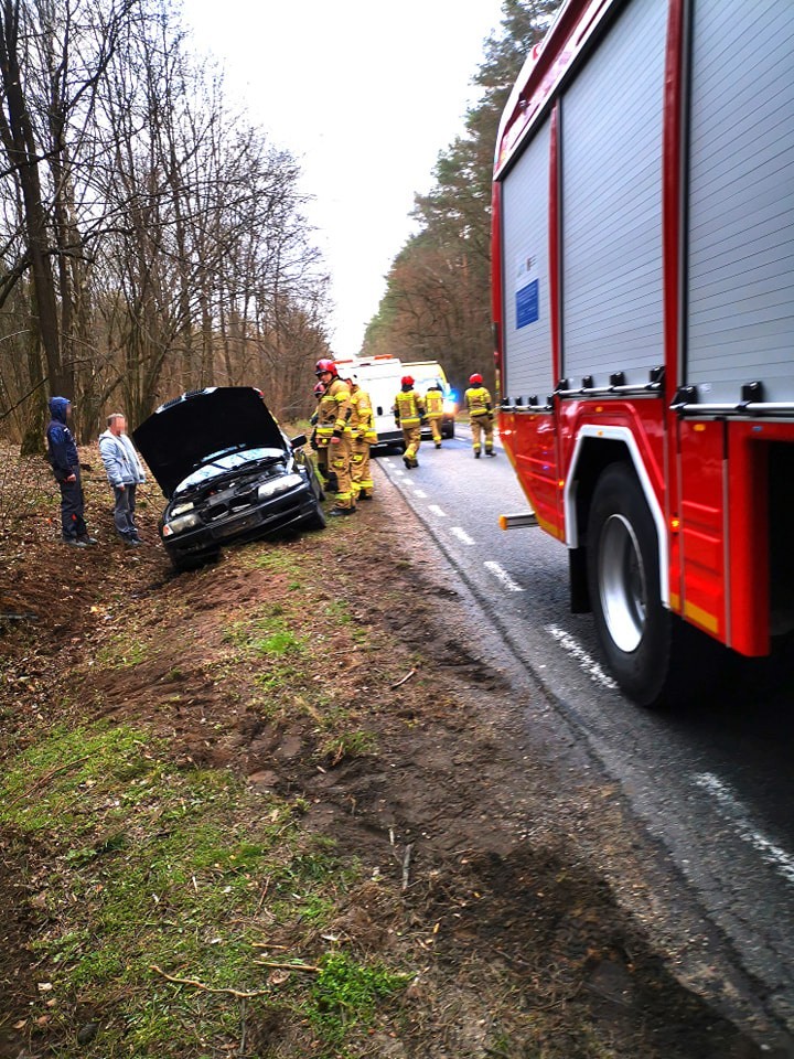 Wypadek na trasie Brok - Poręba na DW694. Samochód osobowy wylądował w przydrożnym rowie. 11.04.2022
