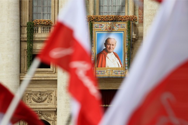 Europoseł PiS Tomasz Poręba o uchwale ws. obrony imienia Jana Pawła II: "SBeckie kwity i ich medialni pomagierzy i promotorzy, nie zabiorą nam podziwu i pamięci dla tego co zrobił dla Polski, Europy i Świata".