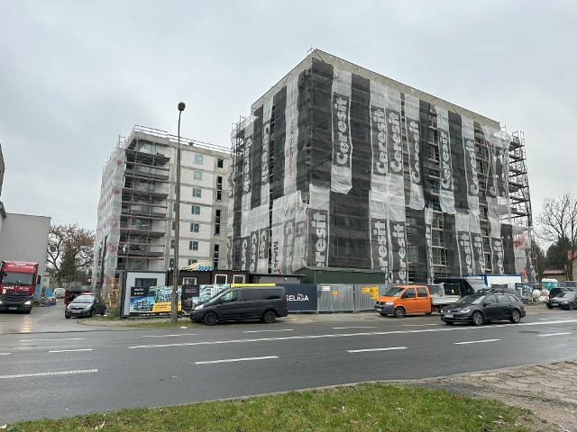 W apartamentowcach przy ulicy Zagłoby w Radomiu, są już wstawione okna, trwają roboty w środku budynków.