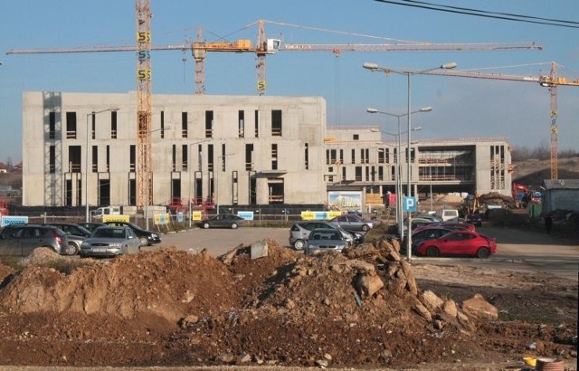 Mury Centrum Języków Obcych i biblioteki rosną w szybkim tempie. Dobrze widać to z ulicy Świętokrzyskiej.