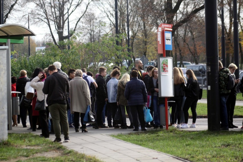 Zbliża się Wszystkich Świętych. Ruch przy cmentarzu na Majdanku coraz większy (ZDJĘCIA)