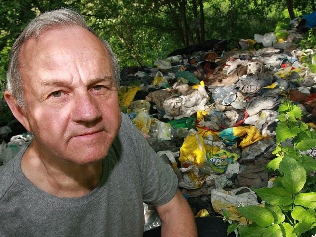 - Z każdym dniem tych śmieci jest coraz więcej - narzeka Józef Kaczmarek, który od kilku tygodni walczy o uprzątnięcie śmietniska.