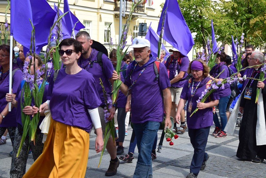 Pielgrzymka Diecezji Sosnowieckiej 2017 dotarła na Jasną Górę z Despacito na ustach ZDJĘCIA, WIDEO