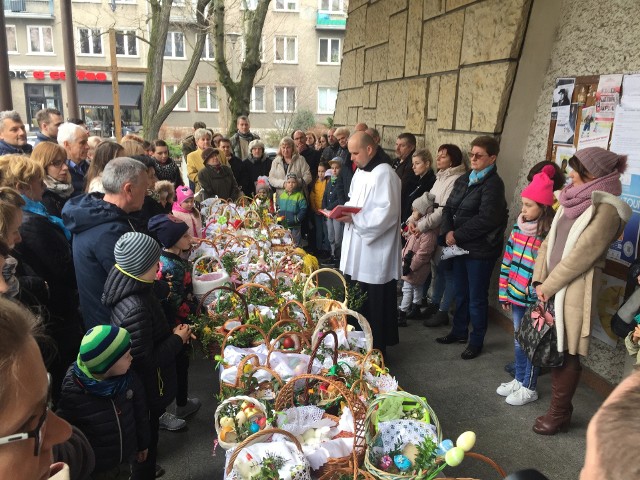 W wielkanocnych koszyczkach przynosimy do kościoła m.in. jaja, które są symbolem nowego życia, baranka symbolizującego zmartwychwstanie Chrystusa, sól kuchenną, która ma chronić przed zepsuciem, a także chleb, wędlinę, chrzan, czy pieprz. Na zdjęciach święcenie pokarmów w kościele Najświętszego Serca Pana Jezusa w Opolu.