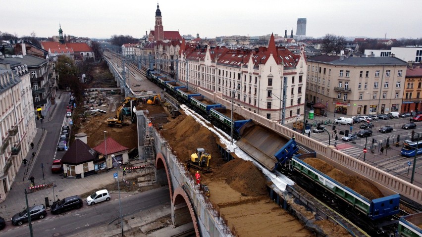 Postępują prace związane z rozbudową wiaduktu kolejowego nad...