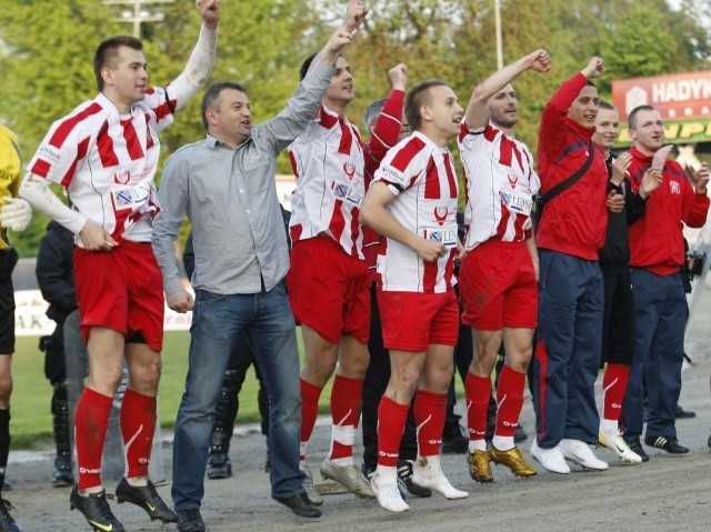 Tak fetowali wiosenną wygraną piłkarze i ówczesny trener Resovii Mirosław Hajdo.