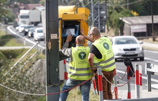 Zdjęcie z fotoradaru wysyłane przez Główny Inspektorat Transportu Drogowego obejmuje zarówno kierującego, jak i pasażera.