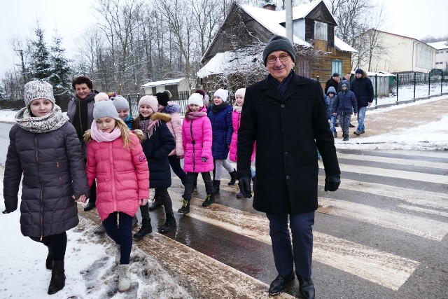 Bezpieczne przechodzenie przez jezdnie testował wójt Miedzianej Góry Zdzisław Wrzałka wraz uczniami szkoły w Ćmińsku.