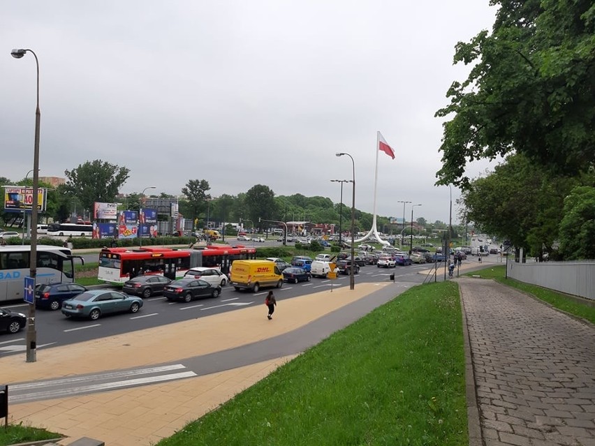 Awaria sygnalizacji świetlnej na rondzie pod Zamkiem. Samochody stoją w gigantycznych korkach