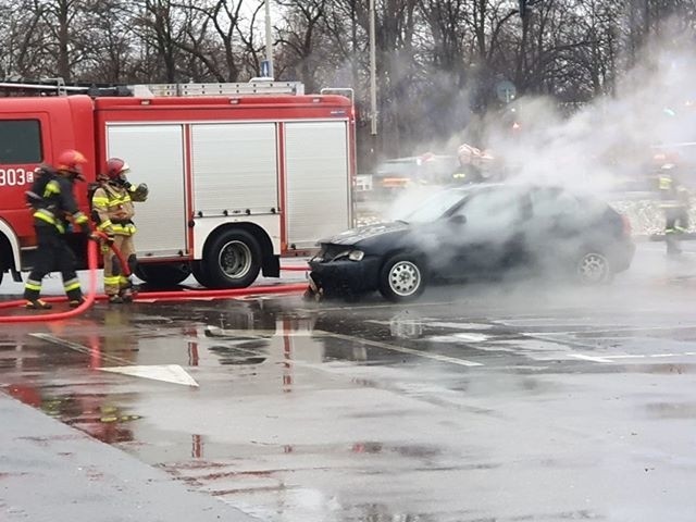 Pożar samochodu przed centrum handlowym w Łodzi ZDJĘCIA, FILM