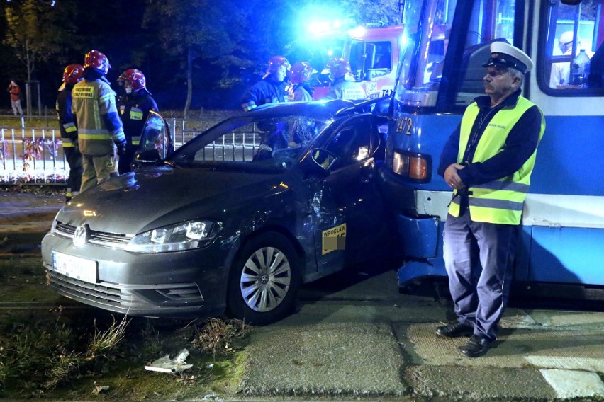 Na skutek zderzenia  kierowca i pasażerka taksówki zostali...