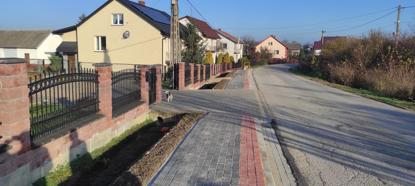 W trzech miejscowościach powiatu jędrzejowskiego wybudowano chodniki. Mieszkańcy których miejscowości mogą skorzystać z nowych chodników?