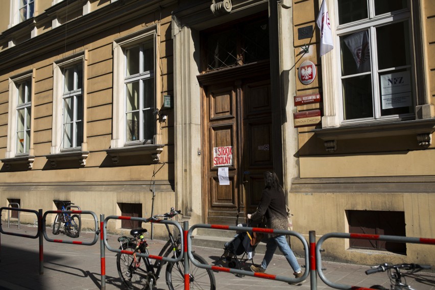 W Krakowie strajkowały 65 szkoły. Wszystkich jest około 300