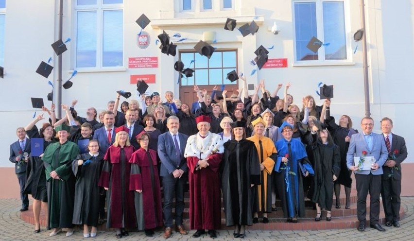 Pożegnanie absolwentów w Małopolskiej Uczelni Państwowej w Oświęcimiu. Kolejny rocznik otrzymał dyplomy,, a najlepsi wyróżnienia [ZDJĘCIA]