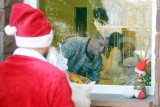 Zaprzęg św. Mikołaja przyjechał z prezentami do małych pacjentów. Pod choinką znalazły się pompy infuzyjne, które wybiegali miłośnicy sportu