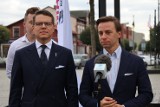 Krzysztof Bosak i Krzysztof Szymański na Rynku w Kartuzach. Politycy spotkali się ze zwolennikami Konfederacji