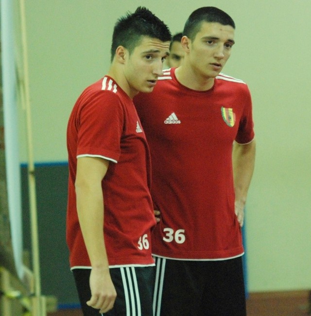 Bliźniacy z Serbii - Ivan Marković (z lewej) i Vanja Marković, ostatnio reprezentujący FK Partizan Belgrad, przed wyjazdem na obóz do Kleszczowa podpisali umowy z Koroną Kielce.