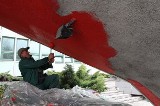 "Jaskółkę" przed Świętokrzyskim Urzędem Wojewódzkim malują na czerwono (zdjęcia, video)