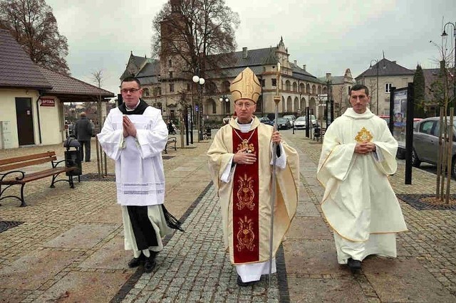 Ojciec opat, w środku, w drodze na uroczystości patriotyczne w Wąchocku