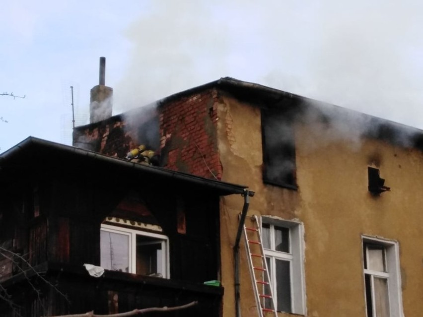 Groźny pożar w Prudniku. Ogień pojawił się niedzielę przed południem w kamienicy przy ul. Młyńskiej