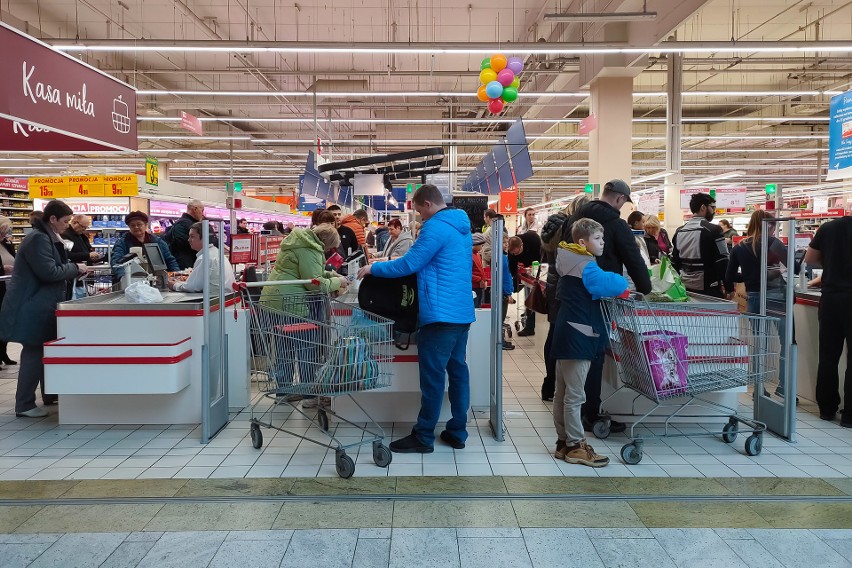 Kraków. Zakupy last minute. Przedświąteczne szaleństwo w sklepach i korki na drogach [ZDJĘCIA]