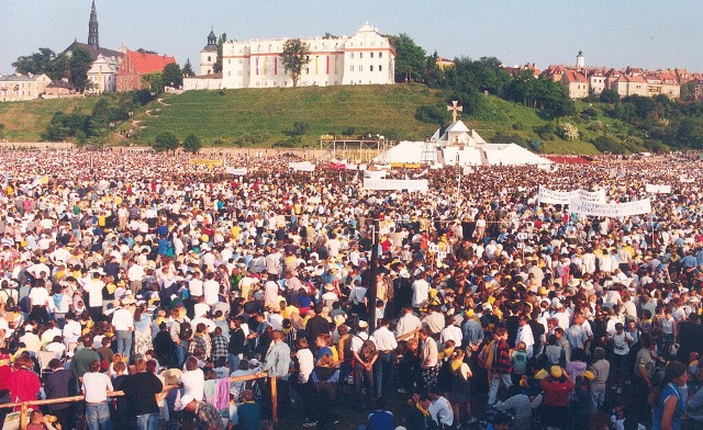 Dzień 12 czerwca 1999 roku na zawsze zapisał się w historii Sandomierza - wtedy to miasto odwiedził Ojciec Święty. Zobaczcie zdjęcia z tej wizyty