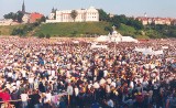 Święty Jan Paweł II w czasie pielgrzymki w Sandomierzu. To już 24 rocznica tego wydarzenia. Zobacz unikalne zdjęcia