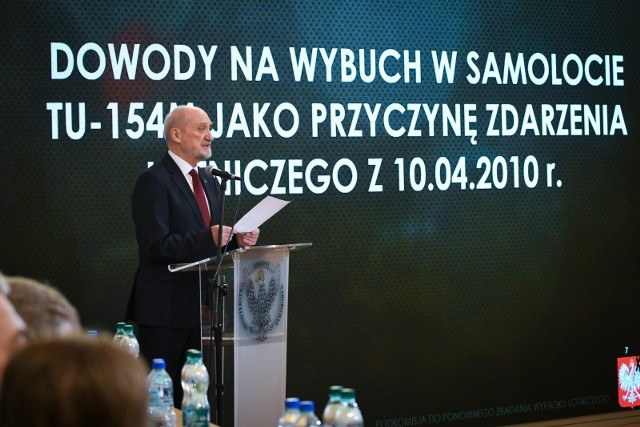 Antoni Macierewicz przedstawił raport na temat katastrofy smoleńskiej.