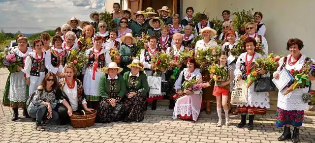 Uczestniczki ubiegłorocznego rudniańskiego konkursu na tradycyjny bukiet "Ziele z ziół"