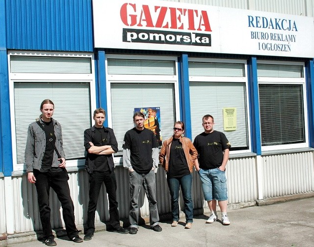 Zespół Simple High przed siedzibą redakcji w Chojnicach