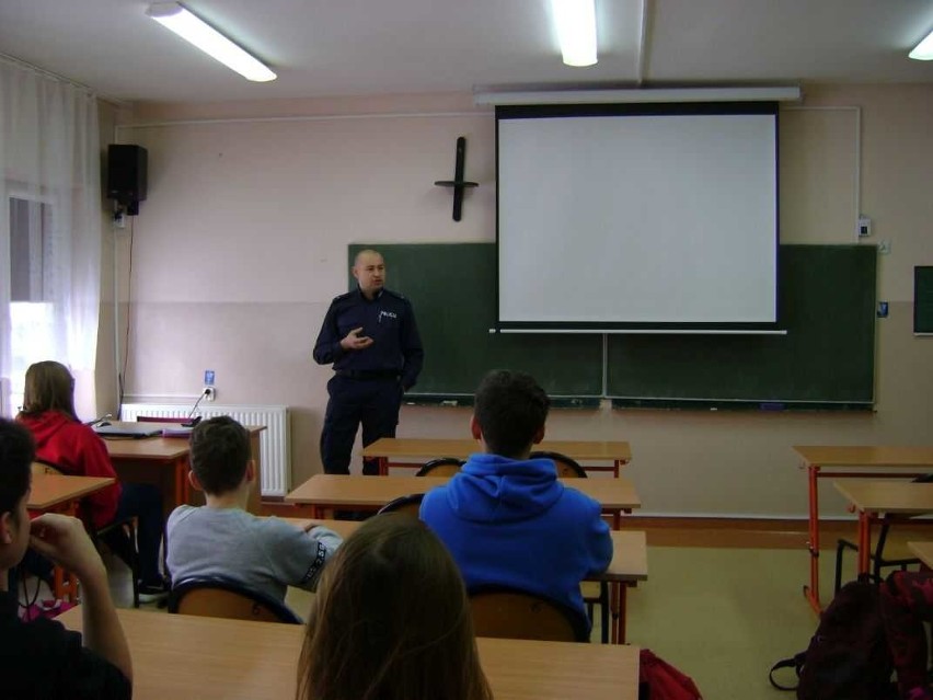 Gmina Zwoleń. Spotkanie policjantów z uczniami w Publicznej Szkole Podstawowej w Sydole 