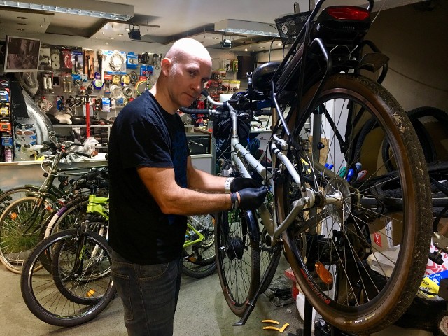 Właściciel serwisu rowerowego przy Starym Rynku, Marcin Rawicki ma ręce pełne roboty. 